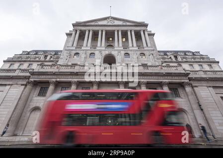 190330 -- PEKING, 30. März 2019 Xinhua -- Ein roter Doppeldeckerbus fährt am 6. März 2019 an der Bank of England in London vorbei. Xinhua/Stephen Chung Xinhua Schlagzeilen: Großbritannien und die EU kämpfen mit Herausforderungen, während sich die Unsicherheit über den Brexit-Tag hinaus zieht Stockfoto
