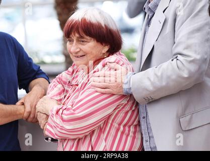 (190330) -- PARIS, 30. März 2019 (Xinhua) -- das Foto zeigt die französische Regisseurin und Präsidentin der Kamera oder Jury Agnes Varda, die sich mit Jurymitgliedern während eines Fotogesprächs der Kamera d oder Jury auf dem 66. Cannes Filmfestival in Cannes, Südfrankreich, am 17. Mai 2013 posiert. Die französische Regisseurin Agnes Varda starb am 28. März 2019. (Xinhua/Gao Jing) FRANKREICH-DIREKTORIN AGNES VARDA-PASSING PUBLICATIONxNOTxINxCHN Stockfoto