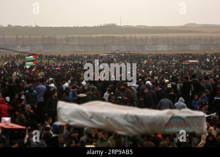 (190330) -- GAZA, 30. März 2019 -- palästinensische Demonstranten treffen auf israelische Truppen an der Grenze zwischen Gaza und Israel, östlich von Gaza-Stadt, 30. März 2019. Tausende Palästinenser feierten am Samstag den palästinensischen Landtag und den ersten Jahrestag des großen palästinensischen Rückkehrmarsches. Stringer) MIDEAST-GAZA-KONFLIKTE ZhaoxYue PUBLICATIONxNOTxINxCHN Stockfoto