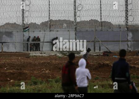 (190330) -- GAZA, 30. März 2019 -- palästinensische Demonstranten treffen auf israelische Truppen an der Grenze zwischen Gaza und Israel, östlich von Gaza-Stadt, 30. März 2019. Tausende Palästinenser feierten am Samstag den palästinensischen Landtag und den ersten Jahrestag des großen palästinensischen Rückkehrmarsches. Stringer) MIDEAST-GAZA-KONFLIKTE ZhaoxYue PUBLICATIONxNOTxINxCHN Stockfoto