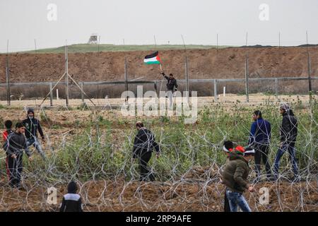 (190330) -- GAZA, 30. März 2019 () -- palästinensische Demonstranten treffen mit israelischen Truppen an der Grenze zwischen Gaza und Israel, östlich von Gaza-Stadt, 30. März 2019. Mindestens drei Palästinenser wurden am Samstag bei einem tagelangen Zusammenstoß mit israelischen Soldaten im östlichen Gazastreifen nahe der Grenze zu Israel getötet und 316 verletzt, sagten Mediziner. Die heftigen Zusammenstöße markierten den ersten Jahrestag der Kundgebungen, besser bekannt als der große Rückkehrmarsch, und auch 43 Jahre für den Tag des palästinensischen Landes. () MIDEAST-GAZA-KONFLIKTE Xinhua PUBLICATIONxNOTxINxCHN Stockfoto