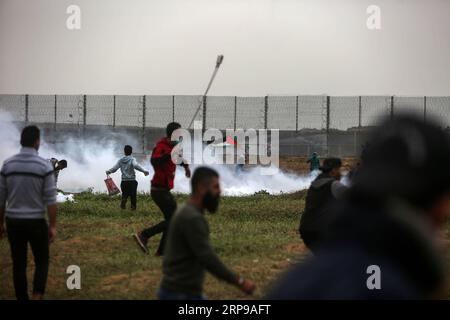 (190330) -- GAZA, 30. März 2019 () -- palästinensische Demonstranten treffen mit israelischen Truppen an der Grenze zwischen Gaza und Israel, östlich von Gaza-Stadt, 30. März 2019. Mindestens drei Palästinenser wurden am Samstag bei einem tagelangen Zusammenstoß mit israelischen Soldaten im östlichen Gazastreifen nahe der Grenze zu Israel getötet und 316 verletzt, sagten Mediziner. Die heftigen Zusammenstöße markierten den ersten Jahrestag der Kundgebungen, besser bekannt als der große Rückkehrmarsch, und auch 43 Jahre für den Tag des palästinensischen Landes. () MIDEAST-GAZA-KONFLIKTE Xinhua PUBLICATIONxNOTxINxCHN Stockfoto