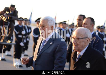 (190330) -- TUNIS, 30. März 2019 () -- der palästinensische Präsident Mahmud Abbas (Front, L) kommt am 30. März 2019 nach Tunis, Tunesien, um am Gipfel der Arabischen Liga (AL) teilzunehmen. Der 30. AL-Gipfel findet am 31. März in Tunis statt. () TUNESIEN-TUNIS-PALÄSTINA-PRÄSIDENT-AL-GIPFEL XINHUA PUBLICATIONXNOTXINXCHN Stockfoto