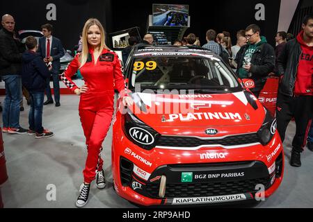 (190331) -- POZNAN, 31. März 2019 (Xinhua) -- Ein Modell zeigt einen Kia-Rallye-Wagen auf der Poznan Motor Show 2019 in Poznan, Polen, am 30. März 2019. Die Poznan Motor Show 2019 mit Beteiligung von 170 Automobilherstellern findet von März 28 bis März 31 in Poznan statt. (Xinhua/Zhou Nan) POLEN-POZNAN-MOTOR-SHOW PUBLICATIONxNOTxINxCHN Stockfoto