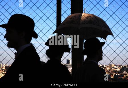 (190331) -- PARIS, 31. März 2019 (Xinhua) -- Schauspieler und Schauspielerinnen des Musicals der Turm des Monsieur Eiffel warten auf eine Fotopose mit Besuchern im Inneren des Eiffelturms in Paris, Frankreich, am 30. März 2019. Eine Reihe von Veranstaltungen, darunter Aufführungen, Fotoshows und Abenteuerspiele, werden ab März 30 stattfinden, um das 130-jährige Bestehen des Eiffelturms zu feiern. (Xinhua/Gao Jing) FRANKREICH-PARIS-EIFFELTURM-130 Jahre PUBLICATIONxNOTxINxCHN Stockfoto