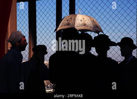 (190331) -- PARIS, 31. März 2019 (Xinhua) -- Schauspieler und Schauspielerinnen des Musicals der Turm des Monsieur Eiffel warten auf eine Fotopose mit Besuchern im Inneren des Eiffelturms in Paris, Frankreich, am 30. März 2019. Eine Reihe von Veranstaltungen, darunter Aufführungen, Fotoshows und Abenteuerspiele, werden ab März 30 stattfinden, um das 130-jährige Bestehen des Eiffelturms zu feiern. (Xinhua/Gao Jing) FRANKREICH-PARIS-EIFFELTURM-130 Jahre PUBLICATIONxNOTxINxCHN Stockfoto
