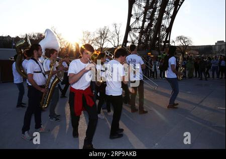 (190331) -- PARIS, 31. März 2019 (Xinhua) -- Mitglieder einer Musikkapelle spielen am 30. März 2019 unter dem Eiffelturm in Paris. Eine Reihe von Veranstaltungen, darunter Aufführungen, Fotoshows und Abenteuerspiele, werden ab März 30 stattfinden, um das 130-jährige Bestehen des Eiffelturms zu feiern. (Xinhua/Gao Jing) FRANKREICH-PARIS-EIFFELTURM-130 Jahre PUBLICATIONxNOTxINxCHN Stockfoto