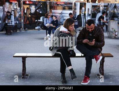 (190331) -- PARIS, 31. März 2019 (Xinhua) -- Touristen ruhen sich in einem Bereich einer Fotoshow aus, die den Menschen gewidmet ist, die am 30. März 2019 für den Eiffelturm in Paris arbeiten. Eine Reihe von Veranstaltungen, darunter Aufführungen, Fotoshows und Abenteuerspiele, werden ab März 30 stattfinden, um das 130-jährige Bestehen des Eiffelturms zu feiern. (Xinhua/Gao Jing) FRANKREICH-PARIS-EIFFELTURM-130 Jahre PUBLICATIONxNOTxINxCHN Stockfoto