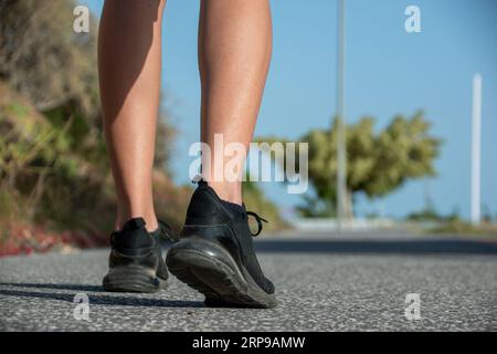 Nahaufnahme der Füße eines Sportlers mit Sportschuhen im Freien. Kopieren Sie den Raum auf der rechten Seite Stockfoto