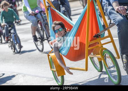 (190401) -- WIEN, 1. April 2019 (Xinhua) -- Radfahrer nehmen an einem Radkarneval in Wien, Österreich, am 31. März 2019 Teil. Rund 15.000 Radfahrer nahmen am Radkarneval in Wien Teil. (Xinhua/Guo Chen) AUSTRIA-VIENNA-BIKE CARNIVAL PUBLICATIONxNOTxINxCHN Stockfoto