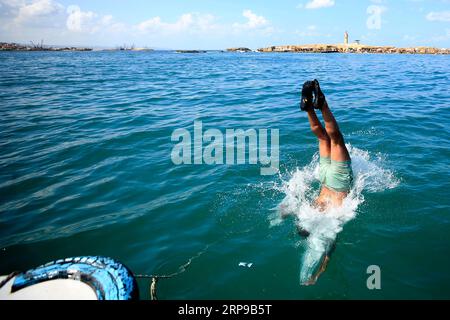 (230904) -- SIDON, 4. September 2023 (Xinhua) -- Ein Mann genießt Kajak in Sidon, Südlibanon, 3. September 2023. (Foto: Ali Hashisho/Xinhua) Stockfoto