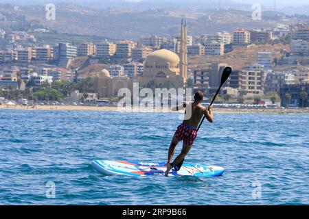 (230904) -- SIDON, 4. September 2023 (Xinhua) -- Ein Mann genießt Kajak in Sidon, Südlibanon, 3. September 2023. (Foto: Ali Hashisho/Xinhua) Stockfoto