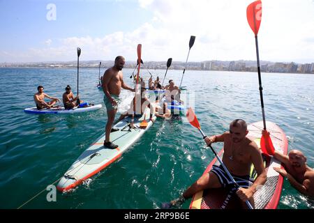 (230904) -- SIDON, 4. September 2023 (Xinhua) -- Menschen genießen Kajak in Sidon, Südlibanon, 3. September 2023. (Foto: Ali Hashisho/Xinhua) Stockfoto