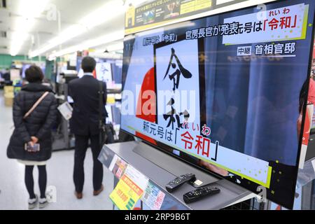 (190401) -- TOKIO, 1. April 2019 (Xinhua) -- Foto aufgenommen am 1. April 2019 zeigt eine Fernsehsendung über ein gerahmtes Bild von Reiwa, dem Namen der neuen Ära Japans, während einer Pressekonferenz in Tokio, Japan. Die japanische Regierung gab am Montag bekannt, dass Reiwa der Name der neuen Ära Japans sein wird, die am 1. Mai beginnen wird, als Kronprinz Naruhito den Chrysanthemen-Thron als Nachfolger seines Vaters Kaiser Akihito bestiegen wird. Der Name der neuen Ära, der aus zwei chinesischen Schriftzeichen besteht, die grob in Ordnung oder Verheißung und Frieden oder Harmonie übersetzt werden, leitet sich von man yoshu ab, der ältesten Anthologie japanischer Poesie Stockfoto