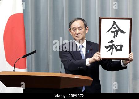 (190401) -- TOKIO, 1. April 2019 (Xinhua) -- Japans Kabinettssekretär Yoshihide Suga hält ein gerahmtes Bild von Reiwa, dem Namen der neuen Ära Japans, während einer Pressekonferenz in Tokio, Japan, am 1. April 2019. Die japanische Regierung gab am Montag bekannt, dass Reiwa der Name der neuen Ära Japans sein wird, die am 1. Mai beginnen wird, als Kronprinz Naruhito den Chrysanthemen-Thron als Nachfolger seines Vaters Kaiser Akihito bestiegen wird. Der Name der neuen Ära, bestehend aus zwei chinesischen Schriftzeichen, die grob übersetzt für geordnet oder verheißungsvoll und Frieden oder Harmonie stehen, leitet sich von man yoshu ab, der ältesten Anthologie o Stockfoto