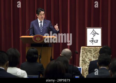 (190401) -- TOKIO, 1. April 2019 (Xinhua) -- der japanische Premierminister Shinzo Abe spricht während einer Pressekonferenz in Tokio, Japan, 1. April 2019. Die japanische Regierung gab am Montag bekannt, dass Reiwa der Name der neuen Ära Japans sein wird, die am 1. Mai beginnen wird, als Kronprinz Naruhito den Chrysanthemen-Thron als Nachfolger seines Vaters Kaiser Akihito bestiegen wird. Der Name der neuen Ära, der aus zwei chinesischen Schriftzeichen besteht, die grob in Ordnung oder Verheißung und Frieden oder Harmonie übersetzt werden, leitet sich von man yoshu ab, der ältesten Anthologie japanischer Poesie aus dem achten Jahrhundert. (Xinhua/Pool/Getty Im Stockfoto