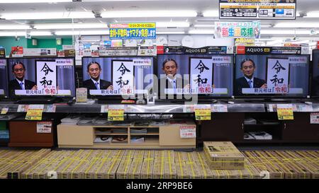 (190401) -- TOKIO, 1. April 2019 (Xinhua) -- Foto vom 1. April 2019 zeigt eine Fernsehsendung über den japanischen Kabinettssekretär Yoshihide Suga, der ein gerahmtes Bild von Reiwa, dem Namen der neuen japanischen Ära, während einer Pressekonferenz in Tokio, Japan, hält. Die japanische Regierung gab am Montag bekannt, dass Reiwa der Name der neuen Ära Japans sein wird, die am 1. Mai beginnen wird, als Kronprinz Naruhito den Chrysanthemen-Thron als Nachfolger seines Vaters Kaiser Akihito bestiegen wird. Der Name der neuen Ära, der aus zwei chinesischen Schriftzeichen besteht, die grob für geordnet oder verheißungsvoll und für Frieden oder Harmonie stehen, ist der Stockfoto