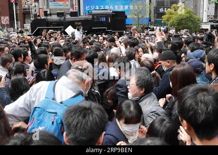 (190401) -- TOKIO, 1. April 2019 (Xinhua) -- die Leute jammern nach Zeitungen über die Ankündigung von Reiwa als den Namen der neuen Ära Japans in Shinbashi von Tokio, Japan, 1. April 2019. Die japanische Regierung gab am Montag bekannt, dass Reiwa der Name der neuen Ära Japans sein wird, die am 1. Mai beginnen wird, als Kronprinz Naruhito den Chrysanthemen-Thron als Nachfolger seines Vaters Kaiser Akihito bestiegen wird. Der Name der neuen Ära, der aus zwei chinesischen Schriftzeichen besteht, die grob in Ordnung oder Verheißung und Frieden oder Harmonie übersetzt werden, leitet sich von man yoshu ab, der ältesten Anthologie japanischer Poesie, die bis in diese Zeit zurückreicht Stockfoto