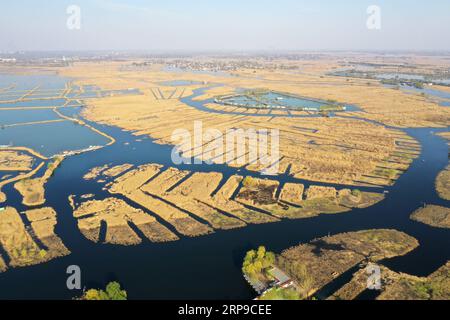 (190402) -- XIONG AN, 2. April 2019 (Xinhua) -- Luftaufnahme aufgenommen am 31. März 2019 zeigt den Baiyangdian-See in Xiongan New Area, nordchinesische Provinz Hebei. Am 1. April 2017 kündigte China Pläne zur Errichtung des Xiongan New Area an, etwa 100 km südwestlich von Peking. Xiongan, bekannt als Chinas Stadt der Zukunft, wurde entworfen, um eine Zone für Innovation zu werden, eine digitale Stadt, die mit einer stationären Stadt synchronisiert ist, und eine lebenswerte und geschäftsfreundliche Gegend. (Xinhua/Xing Guangli) CHINA-XIONGAN NEW AREA-ANNIVERSARY-AERIAL VIEW (CN) PUBLICATIONxNOTxINxCHN Stockfoto