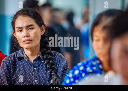 (190402) -- PHNOM PENH, 2. April 2019 (Xinhua) -- Sum Meyle wartet auf medizinische Untersuchung vor einer Kataraktoperation im Kampong Cham Provinzkrankenhaus in Kampong Cham, Kambodscha, 15. März 2019. Sum Meyle, 36, ist eine alleinerziehende Mutter mit fünf Kindern. Um ihre finanziellen Bedingungen zu verbessern, arbeiten zwei von Meyles Töchtern jetzt in der Hauptstadt Phnom Penh, während zwei ihrer Söhne in einem Kinderheim leben. MEYLE lebt heute mit ihrer jüngsten Tochter in einem gemieteten Shanty House. MEYLE hatte an Katarakt gelitten, nachdem ihr linkes Auge verletzt worden war. Vor sieben Monaten hatte sie fast ihr Auge verloren Stockfoto