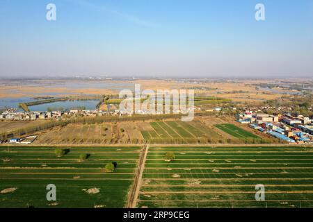 (190402) -- XIONG AN, 2. April 2019 (Xinhua) -- Luftaufnahme aufgenommen am 31. März 2019 zeigt die Landschaft des Baiyangdian Lake Area in Xiongan New Area, nordchinesische Provinz Hebei. Am 1. April 2017 kündigte China Pläne zur Errichtung des Xiongan New Area an, etwa 100 km südwestlich von Peking. Xiongan, bekannt als Chinas Stadt der Zukunft, wurde entworfen, um eine Zone für Innovation zu werden, eine digitale Stadt, die mit einer stationären Stadt synchronisiert ist, und eine lebenswerte und geschäftsfreundliche Gegend. (Xinhua/Wang Xiao) CHINA-XIONGAN NEW AREA-ANNIVERSARY-AERIAL VIEW (CN) PUBLICATIONxNOTxINxCHN Stockfoto