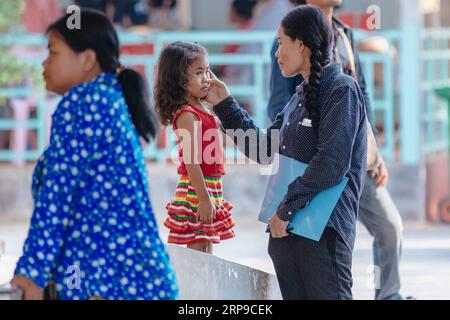 (190402) -- PHNOM PENH, 2. April 2019 (Xinhua) -- Sum Meyle (R) und ihre Tochter (C) warten auf medizinische Untersuchungen vor einer Kataraktoperation im Kampong Cham Provinzkrankenhaus in Kampong Cham, Kambodscha, 15. März 2019. Sum Meyle, 36, ist eine alleinerziehende Mutter mit fünf Kindern. Um ihre finanziellen Bedingungen zu verbessern, arbeiten zwei von Meyles Töchtern jetzt in der Hauptstadt Phnom Penh, während zwei ihrer Söhne in einem Kinderheim leben. MEYLE lebt heute mit ihrer jüngsten Tochter in einem gemieteten Shanty House. MEYLE hatte an Katarakt gelitten, nachdem ihr linkes Auge verletzt worden war. Vor sieben Monaten, Stockfoto