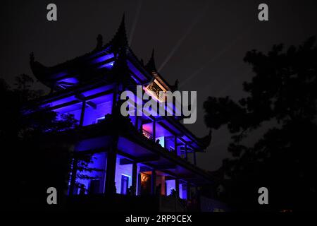 (190402) -- CHANGSHA, 2. April 2019 (Xinhua) -- der Tianxin-Pavillon wird mit blauen Lichtern beleuchtet, um das Bewusstsein für die Autismus-Spektrum-Störung (ASD) in Changsha, der Hauptstadt der zentralchinesischen Provinz Hunan, zu schärfen, 2. April 2019, der Welt-Autismus-Bewusstseinstag. Der Weltautismus-Tag am 2. April jedes Jahres soll die Mitgliedstaaten der Vereinten Nationen ermutigen, Maßnahmen zu ergreifen, um das Bewusstsein für Menschen mit ASD in der ganzen Welt zu schärfen. (Xinhua/Xue Yuge) CHINA-WORLD AUTISMUS AWARENESS DAY (CN) PUBLICATIONxNOTxINxCHN Stockfoto