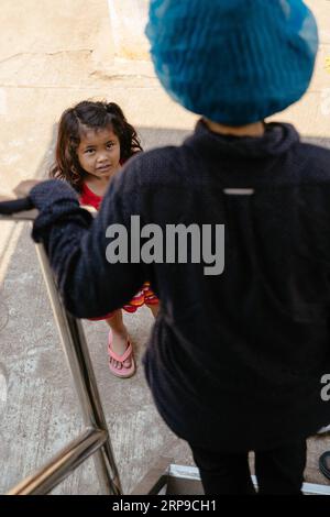 (190402) -- PHNOM PENH, 2. April 2019 (Xinhua) -- Sum Meyle wird von ihrer Tochter nach einer Kataraktoperation im Kampong Cham Provincial Hospital in Kampong Cham, Kambodscha, am 15. März 2019 begrüßt. Sum Meyle, 36, ist eine alleinerziehende Mutter mit fünf Kindern. Um ihre finanziellen Bedingungen zu verbessern, arbeiten zwei von Meyles Töchtern jetzt in der Hauptstadt Phnom Penh, während zwei ihrer Söhne in einem Kinderheim leben. MEYLE lebt heute mit ihrer jüngsten Tochter in einem gemieteten Shanty House. MEYLE hatte an Katarakt gelitten, nachdem ihr linkes Auge verletzt worden war. Vor sieben Monaten hatte sie fast ihr Auge verloren Stockfoto