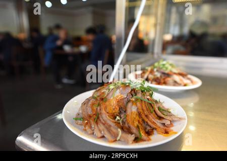 (190403) -- LANZHOU, 3. April 2019 (Xinhua) -- Foto aufgenommen am 2. April 2019 zeigt kalte Gerichte in einem Rindfleisch-Nudelrestaurant in Lanzhou, der Hauptstadt der nordwestchinesischen Provinz Gansu. Lanzhou Beef Noodles, eine chinesische handgezogene Nudel aus Lanzhou, hat eine Geschichte von etwa 100 Jahren. Es gibt etwa zehn Arten von Nudeln unterschiedlicher Breite und Form, je nachdem, wie die Nudelköche die Nudelkrebse ziehen. Berühmt geworden ist es sowohl im in- als auch im Ausland mit seiner Spezialität aus Nudeln und Suppenrezepten. (Xinhua/Ma Ning) CHINA-GANSU-LANZHOU-RINDERNUDELN (CN) PUBLICATIONxNOTxINxCHN Stockfoto