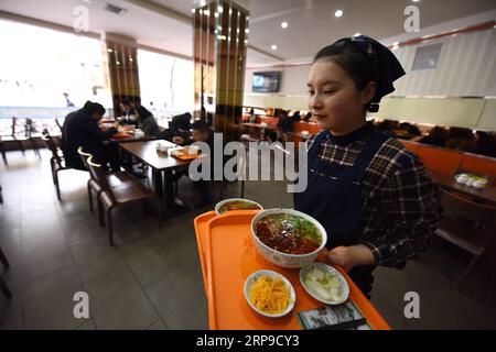 (190403) -- LANZHOU, 3. April 2019 (Xinhua) -- Eine Kellnerin serviert Rindsnudeln in einem Rindfleisch-Nudelrestaurant in Lanzhou, Hauptstadt der nordwestchinesischen Provinz Gansu, 2. April 2019. Lanzhou Beef Noodles, eine chinesische handgezogene Nudel aus Lanzhou, hat eine Geschichte von etwa 100 Jahren. Es gibt etwa zehn Arten von Nudeln unterschiedlicher Breite und Form, je nachdem, wie die Nudelköche die Nudelkrebse ziehen. Berühmt geworden ist es sowohl im in- als auch im Ausland mit seiner Spezialität aus Nudeln und Suppenrezepten. (Xinhua/Ma Ning) CHINA-GANSU-LANZHOU-RINDERNUDELN (CN) PUBLICATIONxNOTxINxCHN Stockfoto