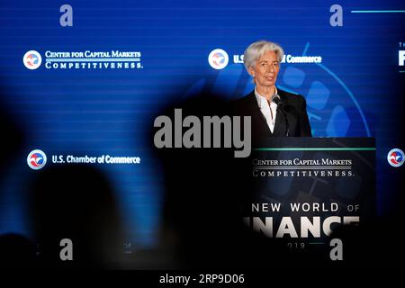 (190403) -- WASHINGTON D.C., 3. April 2019 (Xinhua) -- Geschäftsführende Direktorin des Internationalen Währungsfonds (IWF) Christine Lagarde spricht während des 13. Jährlichen Kapitalmarktgipfels in der US-Handelskammer in Washington D.C., USA, 2. April 2019. Lagarde sagte hier am Dienstag, dass ihre Institution eine synchronisierte Abschwächung des globalen Wirtschaftswachstums in den kommenden Jahren erwartet. Sie sagte auch, dass die Einführung von Einfuhrzöllen Handelsdefizite nicht beseitigen und potenziell selbst verschuldete Wunden verursachen werde. (Xinhua/Ting Shen) USA-WASHINGTON D.C.-IWF-DIREKTVERWALTUNG Stockfoto