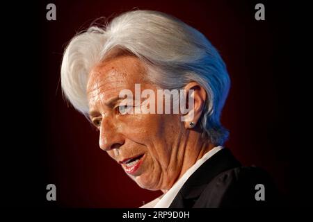 (190403) -- WASHINGTON D.C., 3. April 2019 (Xinhua) -- Geschäftsführende Direktorin des Internationalen Währungsfonds (IWF) Christine Lagarde spricht während des 13. Jährlichen Kapitalmarktgipfels in der US-Handelskammer in Washington D.C., USA, 2. April 2019. Lagarde sagte hier am Dienstag, dass ihre Institution eine synchronisierte Abschwächung des globalen Wirtschaftswachstums in den kommenden Jahren erwartet. Sie sagte auch, dass die Einführung von Einfuhrzöllen Handelsdefizite nicht beseitigen und potenziell selbst verschuldete Wunden verursachen werde. (Xinhua/Ting Shen) USA-WASHINGTON D.C.-IWF-DIREKTVERWALTUNG Stockfoto