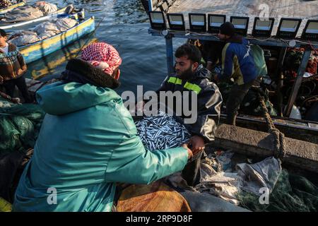 (190403) -- GAZA, 3. April 2019 -- palästinensische Fischer zeigen ihren Fang am Seehafen in Gaza, 2. April 2019. Die israelischen Behörden teilten der palästinensischen Seite mit, dass sie beschlossen habe, die israelischen Sicherheitsbeschränkungen für Fischer vor der Küste des Gazastreifens ab Montag zu lockern. Stringer) MIDEAST-GAZA-FISCHER-ALLTAG zhaoyue PUBLICATIONxNOTxINxCHN Stockfoto