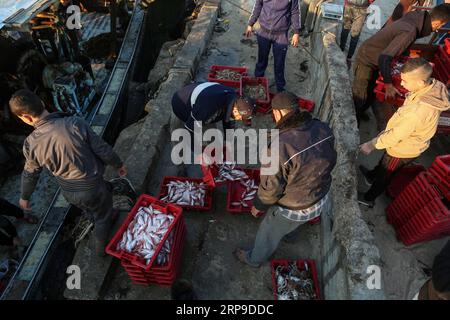 (190403) -- GAZA, 3. April 2019 -- palästinensische Fischer zeigen ihren Fang am Seehafen in Gaza, 2. April 2019. Die israelischen Behörden teilten der palästinensischen Seite mit, dass sie beschlossen habe, die israelischen Sicherheitsbeschränkungen für Fischer vor der Küste des Gazastreifens ab Montag zu lockern. Stringer) MIDEAST-GAZA-FISCHER-ALLTAG zhaoyue PUBLICATIONxNOTxINxCHN Stockfoto