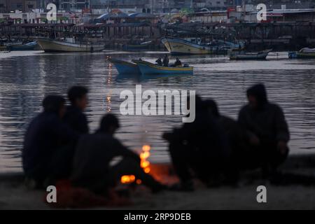 (190403) -- GAZA, 3. April 2019 -- palästinensische Fischer gehen auf ihrem Boot im Seehafen in Gaza fischen, 2. April 2019. Die israelischen Behörden teilten der palästinensischen Seite mit, dass sie beschlossen habe, die israelischen Sicherheitsbeschränkungen für Fischer vor der Küste des Gazastreifens ab Montag zu lockern. Stringer) MIDEAST-GAZA-FISCHER-ALLTAG zhaoyue PUBLICATIONxNOTxINxCHN Stockfoto