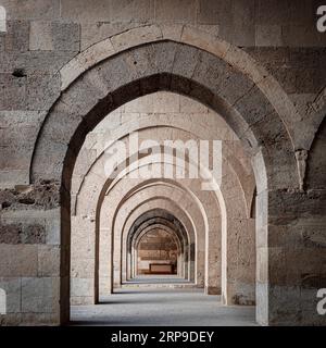 Sultan Han (Sultanhanı) Caravanserai. Bogengang im Innenhof. Aksaray, Türkei Stockfoto