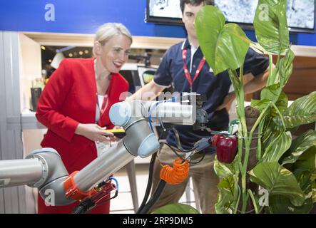 (190403) -- BRISBANE, 3. April 2019 -- Queenslands Ministerin für Innovation und Tourismus Kate Jones (L) sieht einen Roboter, der an einem Stand in Qode, einer zweitägigen Technologiekonferenz, in Brisbane im australischen Bundesstaat Queensland, am 2. April 2019, arbeitet. Die australische Stadt Brisbane war am Dienstag Gastgeber einiger der größten Namen der Region im Bereich der neuen Technologie, indem sie eine zweitägige Veranstaltung einleitete, um Innovation und digitale Entwicklung im gesamten Bundesstaat Queensland zu fördern. ) AUSTRALIEN-BRISBANE-INTERNATIONALE TECH-VERANSTALTUNG BaixXuefei PUBLICATIONxNOTxINxCHN Stockfoto