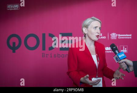 (190403) -- BRISBANE, 3. April 2019 -- Queenslands Ministerin für Innovation und Tourismus Kate Jones hat ein Interview mit der Reporterin der Xinhua News Agency während der Qode, einer zweitägigen Technologiekonferenz, in Brisbane im australischen Bundesstaat Queensland, 2. April 2019. Die australische Stadt Brisbane war am Dienstag Gastgeber einiger der größten Namen der Region im Bereich der neuen Technologie, indem sie eine zweitägige Veranstaltung einleitete, um Innovation und digitale Entwicklung im gesamten Bundesstaat Queensland zu fördern. ) AUSTRALIEN-BRISBANE-INTERNATIONALE TECH-VERANSTALTUNG BaixXuefei PUBLICATIONxNOTxINxCHN Stockfoto