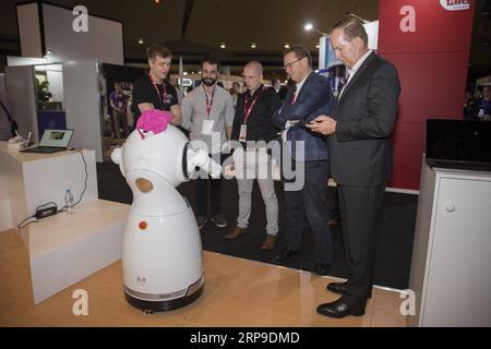(190403) -- BRISBANE, 3. April 2019 -- Aussteller sehen einen Roboter an einem Stand in Qode, einer zweitägigen Tech-Konferenz, in Brisbane im Bundesstaat Queensland, Australien, 2. April 2019. Die australische Stadt Brisbane war am Dienstag Gastgeber einiger der größten Namen der Region im Bereich der neuen Technologie, indem sie eine zweitägige Veranstaltung einleitete, um Innovation und digitale Entwicklung im gesamten Bundesstaat Queensland zu fördern. ) AUSTRALIEN-BRISBANE-INTERNATIONALE TECH-VERANSTALTUNG BaixXuefei PUBLICATIONxNOTxINxCHN Stockfoto