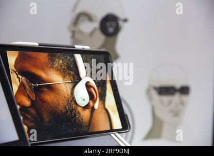 (190403) -- BRISBANE, 3. April 2019 -- das Foto zeigt intelligente Geräte an einem Stand in Qode, einer zweitägigen Technologiekonferenz in Brisbane im Bundesstaat Queensland, Australien, 2. April 2019. Die australische Stadt Brisbane war am Dienstag Gastgeber einiger der größten Namen der Region im Bereich der neuen Technologie, indem sie eine zweitägige Veranstaltung einleitete, um Innovation und digitale Entwicklung im gesamten Bundesstaat Queensland zu fördern. ) AUSTRALIEN-BRISBANE-INTERNATIONALE TECH-VERANSTALTUNG BaixXuefei PUBLICATIONxNOTxINxCHN Stockfoto