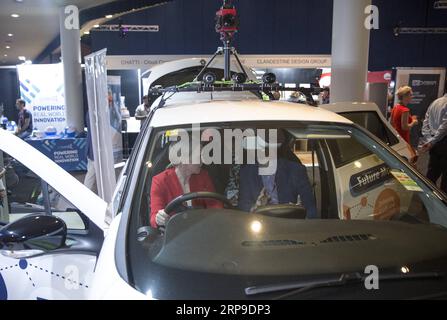(190403) -- BRISBANE, 3. April 2019 -- Queenslands Ministerin für Innovation und Tourismus Kate Jones (L) versucht ein intelligentes Fahrzeug während einer zweitägigen Tech-Konferenz, Qode, in Brisbane im Bundesstaat Queensland, Australien, am 2. April 2019. Die australische Stadt Brisbane war am Dienstag Gastgeber einiger der größten Namen der Region im Bereich der neuen Technologie, indem sie eine zweitägige Veranstaltung einleitete, um Innovation und digitale Entwicklung im gesamten Bundesstaat Queensland zu fördern. ) AUSTRALIEN-BRISBANE-INTERNATIONALE TECH-VERANSTALTUNG BaixXuefei PUBLICATIONxNOTxINxCHN Stockfoto