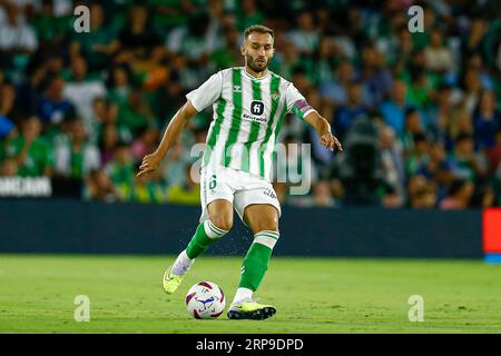 Der Deutsche Pezzella von Real Betis spielte am 2. September im Benito Villamarin Stadium in Sevilla, Spanien, während des La-Liga-Spiels zwischen Real Betis und Rayo Vallecano. (Foto: Antonio Pozo/PRESSINPHOTO) Stockfoto