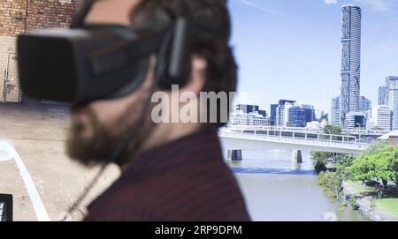 (190403) -- BRISBANE, 3. April 2019 -- Ein Besucher versucht ein VR-Gerät an einem Stand in Qode, einer zweitägigen Tech-Konferenz in Brisbane im Bundesstaat Queensland, Australien, 2. April 2019. Die australische Stadt Brisbane war am Dienstag Gastgeber einiger der größten Namen der Region im Bereich der neuen Technologie, indem sie eine zweitägige Veranstaltung einleitete, um Innovation und digitale Entwicklung im gesamten Bundesstaat Queensland zu fördern. ) AUSTRALIEN-BRISBANE-INTERNATIONALE TECH-VERANSTALTUNG BaixXuefei PUBLICATIONxNOTxINxCHN Stockfoto