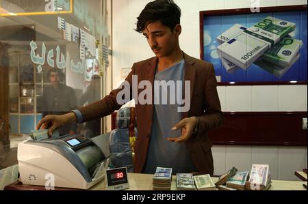 (190404) -- GHAZNI, 4. April 2019 -- ein afghanischer Geldwechsler zählt US-Dollar-Banknoten an einem Devisenmarkt in der Provinz Ghazni im Osten Afghanistans, 4. April 2019. Khalil Sediq, der Gouverneur der Zentralbank Afghanistans, hat versucht, bis zu 90 Prozent der etwa 30 Millionen Einwohner des Landes in formelle Bankgeschäfte zu bringen, sagte eine lokale Zeitung am Mittwoch. Zu diesem Zweck steht die Zentralbank da Afghanistan Bank (DAB) vor der doppelten Aufgabe, die Bankinfrastruktur des Landes zu modernisieren und zum ersten Mal zu versuchen, fast 90 Prozent der Bevölkerung in das formelle Bankwesen zu bringen, die Ou Stockfoto