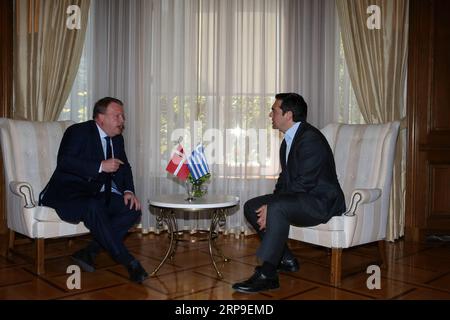 (190404) -- ATHEN, 4. April 2019 -- der griechische Premierminister Alexis Tsipras (R) trifft sich mit dem dänischen Premierminister Lars Loekke Rasmussen im Büro des Ministerpräsidenten in Athen, Griechenland, 4. April 2019. ) GRIECHENLAND-ATHEN-TSIPRAS-DÄNEMARK-Ministerpräsident MariosxLolos PUBLICATIONxNOTxINxCHN Stockfoto