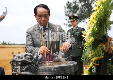 (190404) -- THAI NGUYEN, 4. April 2019 (Xinhua) -- Nguyen Vinh Quang, stellvertretender Vorsitzender der Vietnam-China Friendship Association, bietet chinesischen Märtyrern auf einem Friedhof in der nördlichen Provinz Thai Nguyen am 4. April 2019 Weihrauch an. Hier auf einem Friedhof in der Gemeinde Linh Son, Thai Nguyen Stadt, Thai Nguyen Provinz, etwa 80 km von der Innenstadt von Hanoi, Vietnam, lagen 139 chinesische Märtyrer in ewigem Frieden. (Xinhua/Wang Di) ZUM Feature: In Solidarität und Trauer verehrten chinesische gefallene Soldaten in VIETNAM VIETNAM-THAI NGUYEN-CHINESISCHE MÄRTYRER-GRAB-FEGEN PUBLICATIONxNOTxINxCHN Stockfoto