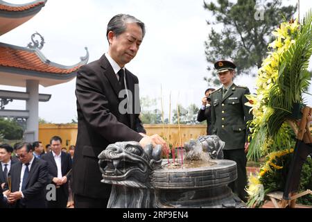 (190404) -- THAI NGUYEN, 4. April 2019 (Xinhua) -- der chinesische Botschafter in Vietnam Xiong Bo (Front) bietet chinesischen Märtyrern auf einem Friedhof in der nördlichen Provinz Thai Nguyen am 4. April 2019 Weihrauch an. Hier auf einem Friedhof in der Gemeinde Linh Son, Thai Nguyen Stadt, Thai Nguyen Provinz, etwa 80 km von der Innenstadt von Hanoi, Vietnam, lagen 139 chinesische Märtyrer in ewigem Frieden. (Xinhua/Wang Di) ZUM Feature: In Solidarität und Trauer verehrten chinesische gefallene Soldaten in VIETNAM VIETNAM-THAI NGUYEN-CHINESISCHE MÄRTYRER-GRAB-FEGEN PUBLICATIONxNOTxINxCHN Stockfoto