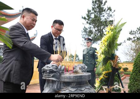 (190404) -- THAI NGUYEN, 4. April 2019 (Xinhua) -- Menschen bieten chinesischen Märtyrern auf einem Friedhof in Vietnams nördlicher Provinz Thai Nguyen am 4. April 2019 Weihrauch an. Hier auf einem Friedhof in der Gemeinde Linh Son, Thai Nguyen Stadt, Thai Nguyen Provinz, etwa 80 km von der Innenstadt von Hanoi, Vietnam, lagen 139 chinesische Märtyrer in ewigem Frieden. (Xinhua/Wang Di) ZUM Feature: In Solidarität und Trauer verehrten chinesische gefallene Soldaten in VIETNAM VIETNAM-THAI NGUYEN-CHINESISCHE MÄRTYRER-GRAB-FEGEN PUBLICATIONxNOTxINxCHN Stockfoto