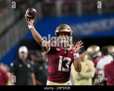 Orlando, FL, USA. September 2023. Florida State Seminoles Quarterback Jordan Travis (13) während der 1. Hälfte des Camping World Kickoff zwischen LSU Tigers und Florida State Seminoles im Camping World Stadium in Orlando, FL. Romeo T Guzman/CSM/Alamy Live News Stockfoto