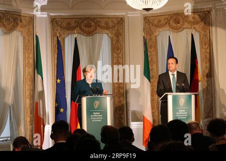 (190405) -- DUBLIN, 5. April 2019 () -- die deutsche Bundeskanzlerin Angela Merkel (L) und der irische Premierminister Leo Varadkar nehmen an einer Pressekonferenz nach ihrem Treffen über die Brexit-Frage in Dublin, Irland, am 4. April 2019 Teil. Bundeskanzlerin Angela Merkel sagte hier am Donnerstag, dass ihr Land mit den anderen EU-Mitgliedstaaten zusammenstehen und alles in ihrer Macht Stehende tun wird, um einen Brexit ohne Deal zu verhindern. () IRLAND-DUBLIN-MERKEL-MEETING-BREXIT Xinhua PUBLICATIONxNOTxINxCHN Stockfoto